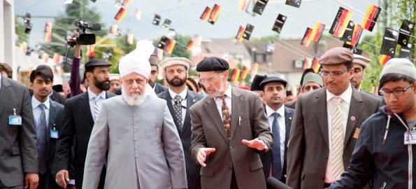 Abdullah Uwe Wagishauser (right) with the worldwide head of Ahmadiyya Muslim Community.