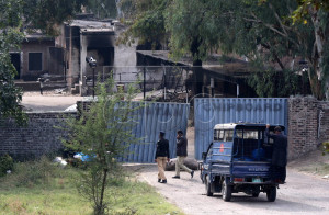 epa05039926 Police inspect burnt out vehicles after a mob torched a factory belonging to minority Ahmadi community in Kala Gojra, Pakistan, 24 November 2015. Pakistani security agencies on 24 November arrested some 45 suspects for their alleged involvement in torching a factory belonging to Ahmadi community and inciting violence against them for an alleged blasphemy.  EPA/RAHAT DAR